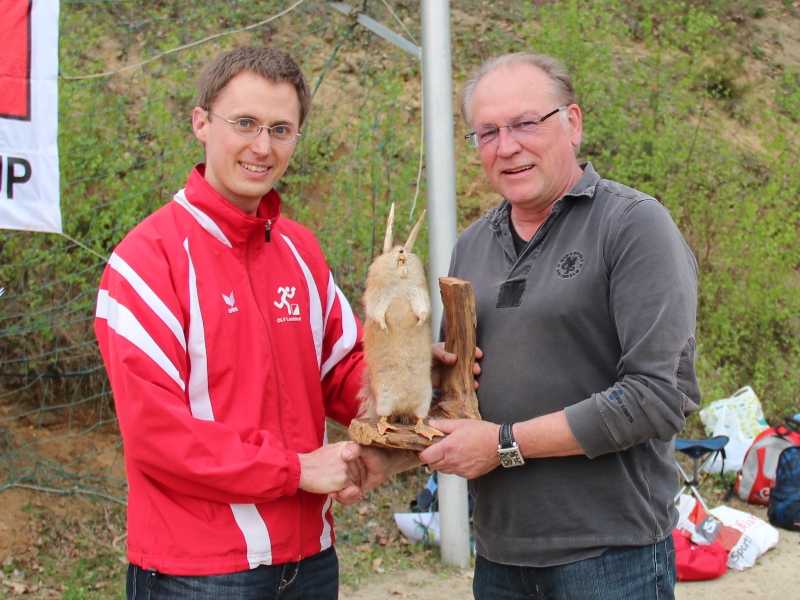 Ralph Körner (li.) übergibt den Wolpi-Pokal an Alfons Ebneth