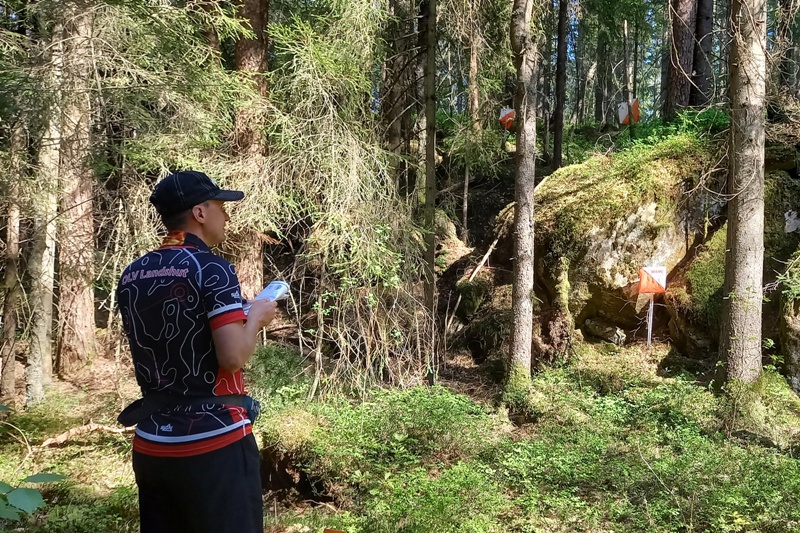 Vollste Konzentration beim Kartenlesen: Ralph Körner beim Trail-O-Wettkampf in Schweden.