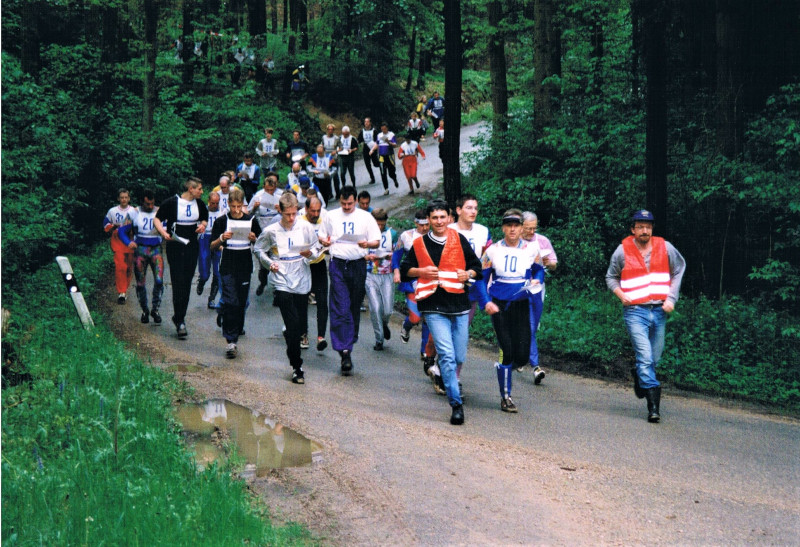 Massenstart bei den 25. Gaumeisterschaften in Neuses an den Eichen 1999. Im „Birkengraben“ gingen nicht weniger als 150 LäuferInnen an den Start. Zwei „Hasen“ haben das Feld bis zum „echten“ Start neutralisiert. Direkt hinter ihnen läuft Christian Gunsenheimer, der heutige Vorsitzende unseres Fachgebiets.