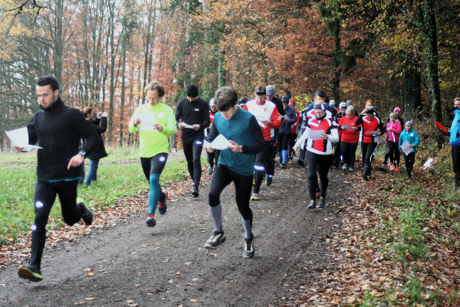 Bereits am Start sortiert sich das Feld. Vorne sind die Schnellsten des Tages schon zu sehen. Bereits am Start sortiert sich das Feld. Vorne sind die Schnellsten des Tages schon zu sehen.