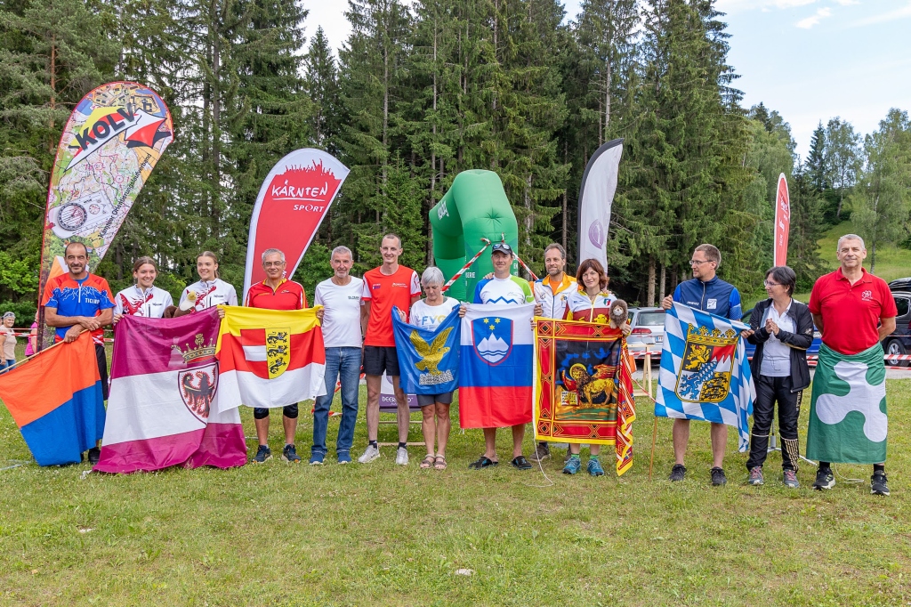 Siegerehrung der Regionenwertung mit dem bayerischen Teamchef Ralph Körner auf Rang neun. Siegerehrung der Regionenwertung mit dem bayerischen Teamchef Ralph Körner auf Rang neun.