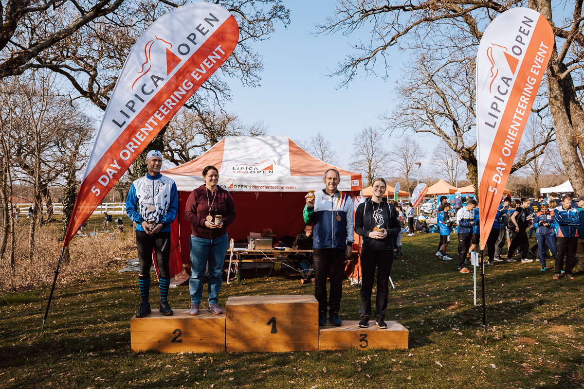 Roland Vogl auf dem Treppchen - Bildquelle: Lipica Open - Fotofabrik Roland Vogl auf dem Treppchen - Bildquelle: Lipica Open - Fotofabrik